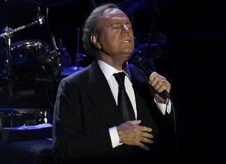 Julio Iglesias se cansó de los rumores sobre su retiro y dice que el día que ocurra lo anunciará «personalmente»