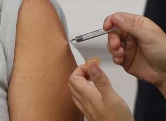 Minsal habilita vacunatorios contra influenza y Covid-19 en estaciones del Metro de Santiago