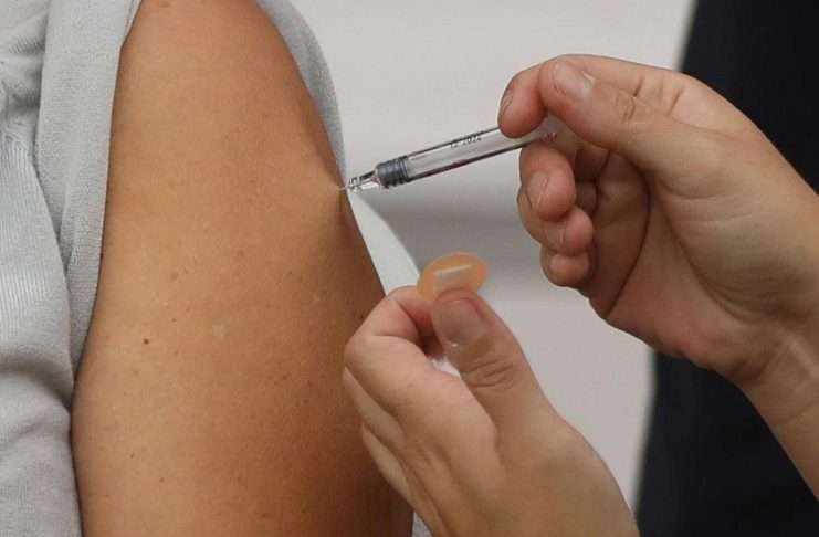 Minsal habilita vacunatorios contra influenza y Covid-19 en estaciones del Metro de Santiago